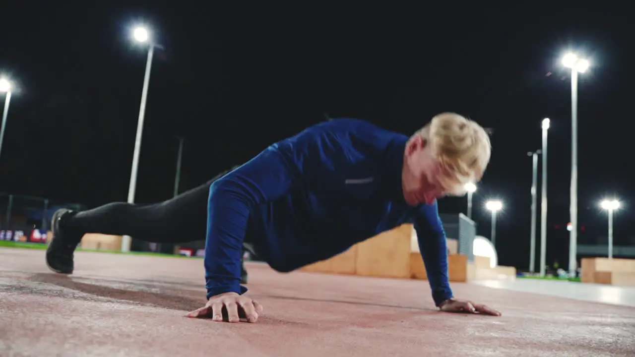 Sportlicher Blonder Mann Der Nachts Im Park Liegestützübungen Macht 2