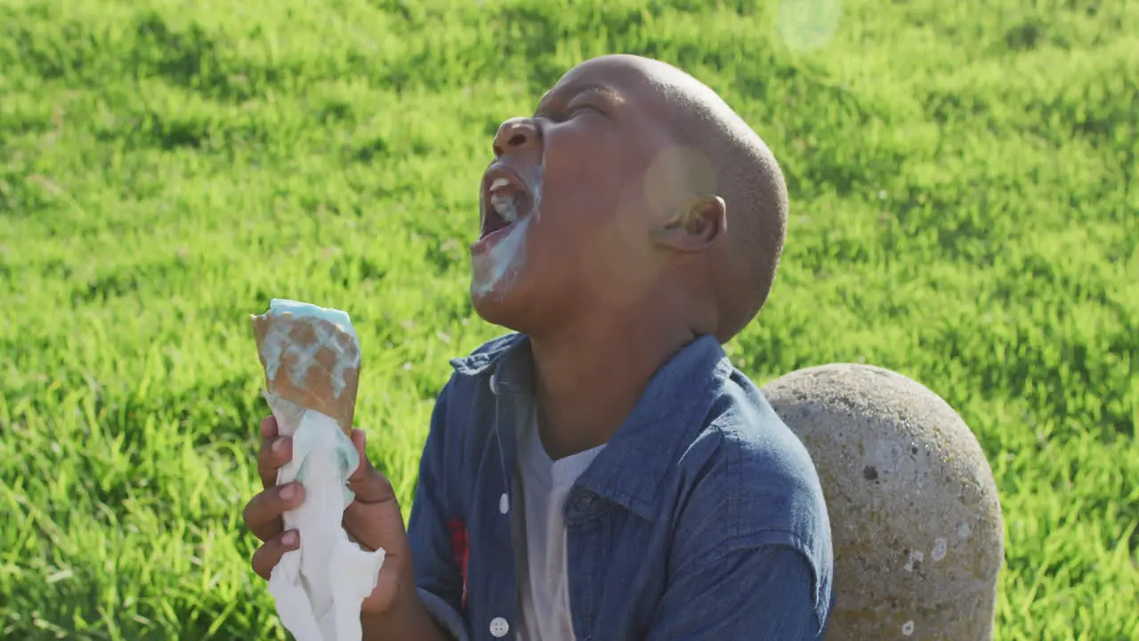 Video Eines Glücklichen Afroamerikanischen Jungen Der An Einem Sonnigen Tag Eis Isst Und Lacht