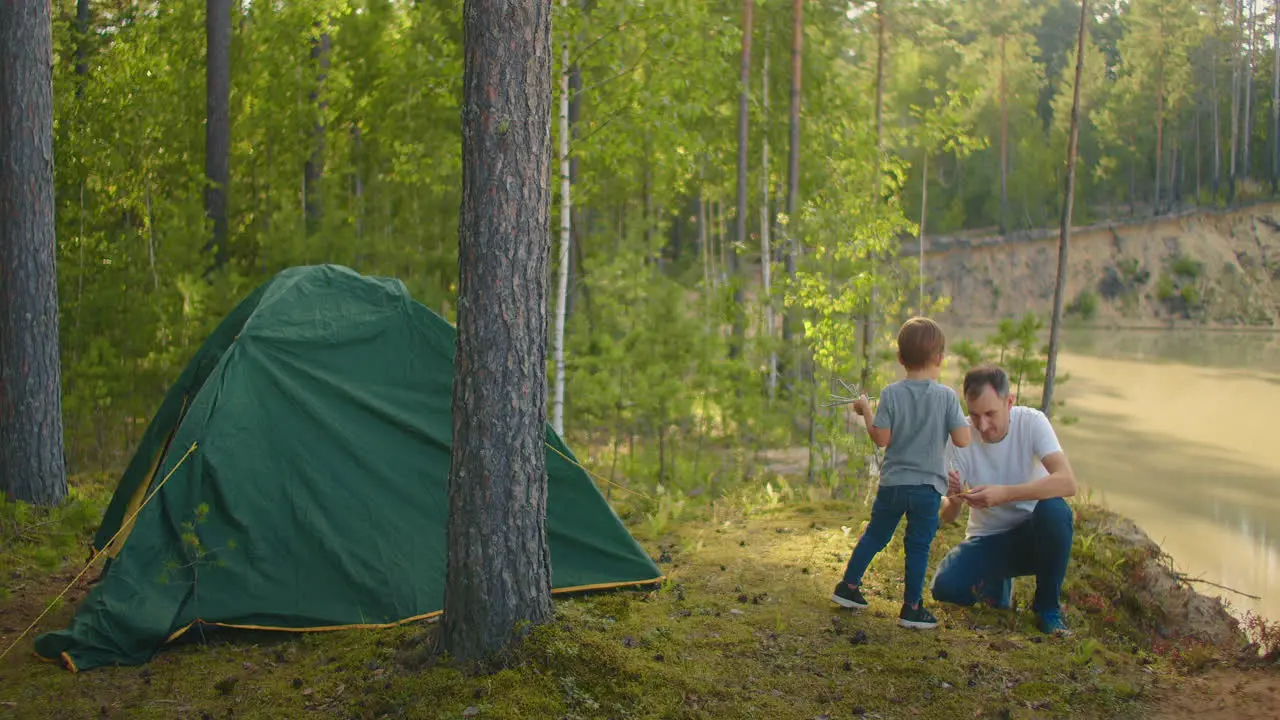 Der Junge Hilft Seinem Vater Beim Auf- Und Aufbau Eines Zeltes Im Wald Kinder Unterrichten Und Gemeinsam In Einem Zeltlager Reisen