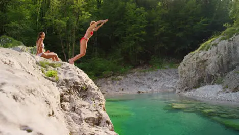 Joven Emocionada Saltando A Un Lago