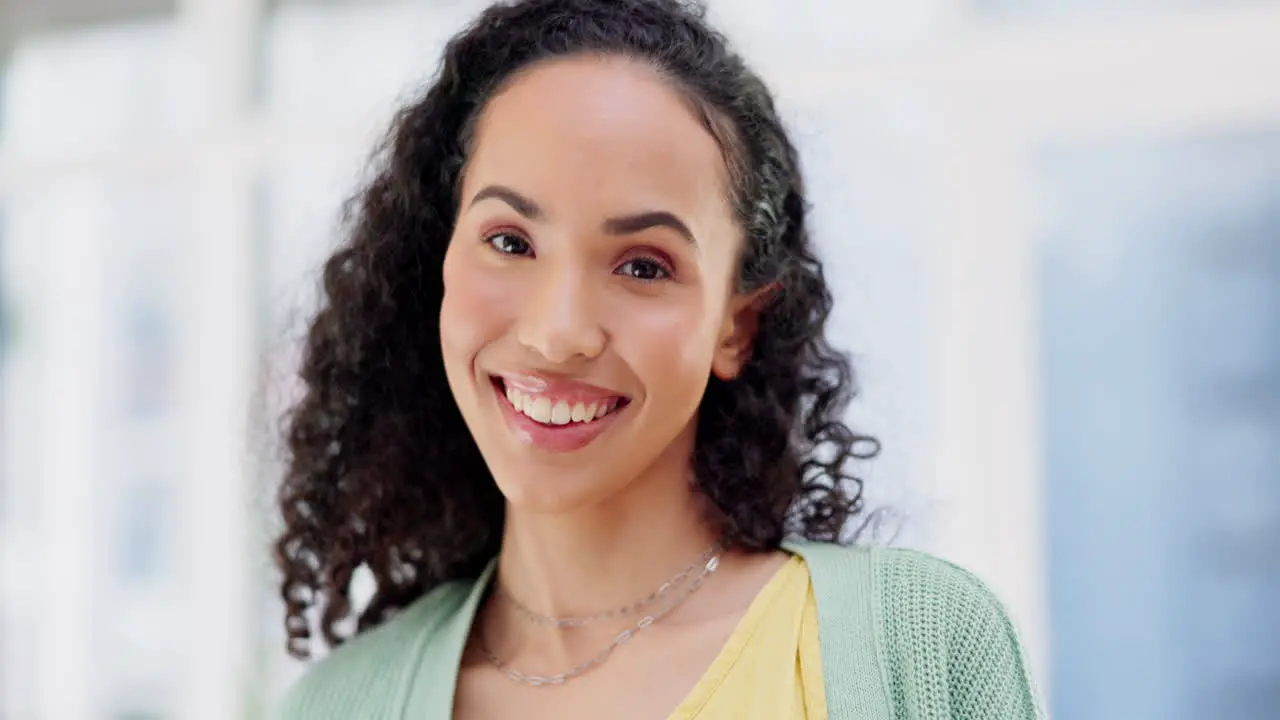 Cara Risa Y Mujer Feliz Con Una Sonrisa