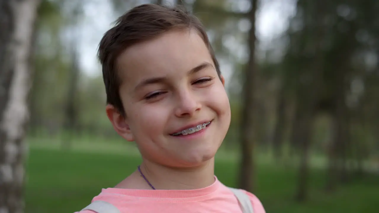 Retrato De Niño Alegre Entre Paréntesis Al Aire Libre Chico Lindo Sonriendo En El Jardín