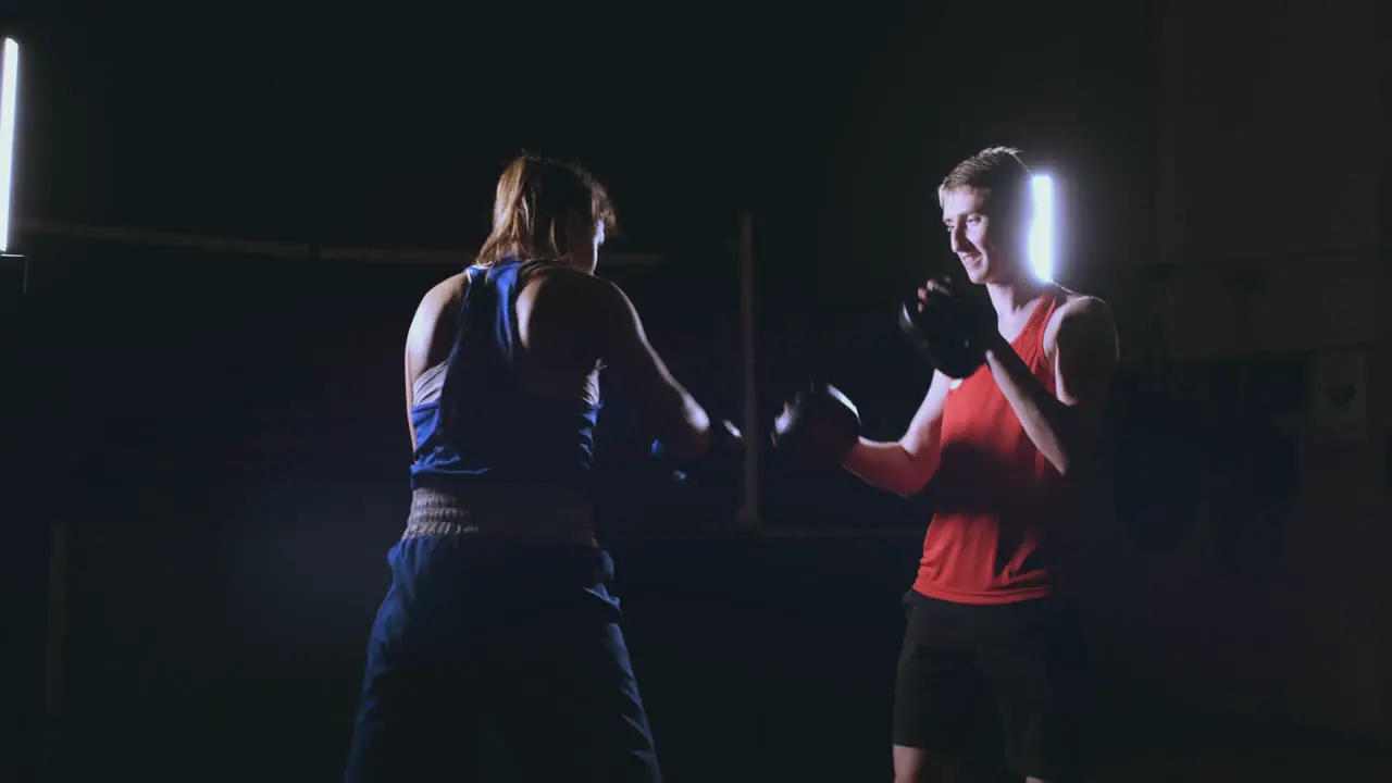 Mujer Adulta Joven Haciendo Entrenamiento De Kickboxing Con Su Entrenador