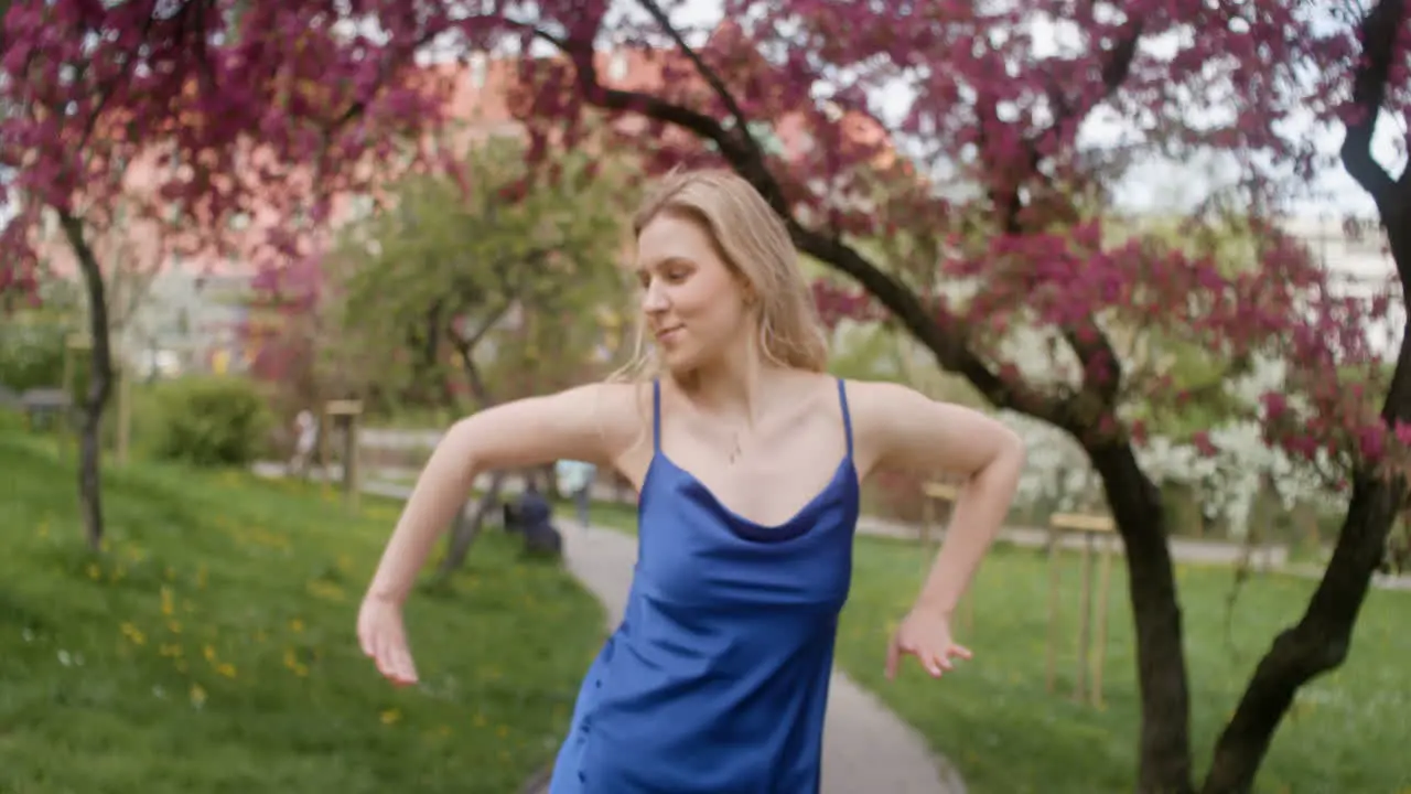 Mujer Rubia Bailando Sola En Un Parque