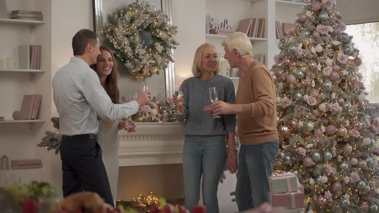 Mujeres Y Hombres Jóvenes Y Mayores Celebrando La Navidad En Casa