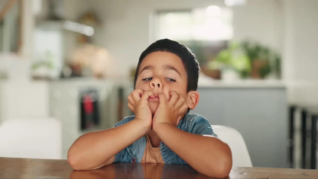 Aburrido Pensando Y Un Niño En Una Mesa En Una Casa