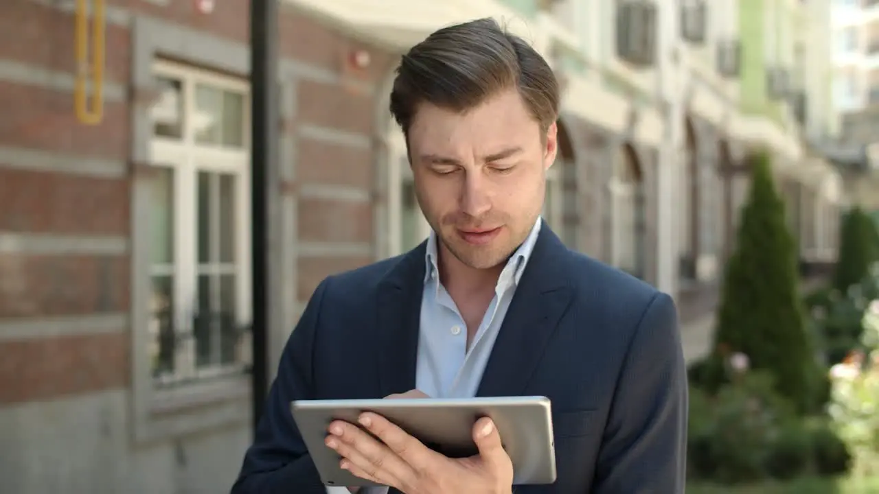 Empresario De Primer Plano Navegando Por Internet Al Aire Libre Hombre Que Sostiene El Panel Táctil En La Calle