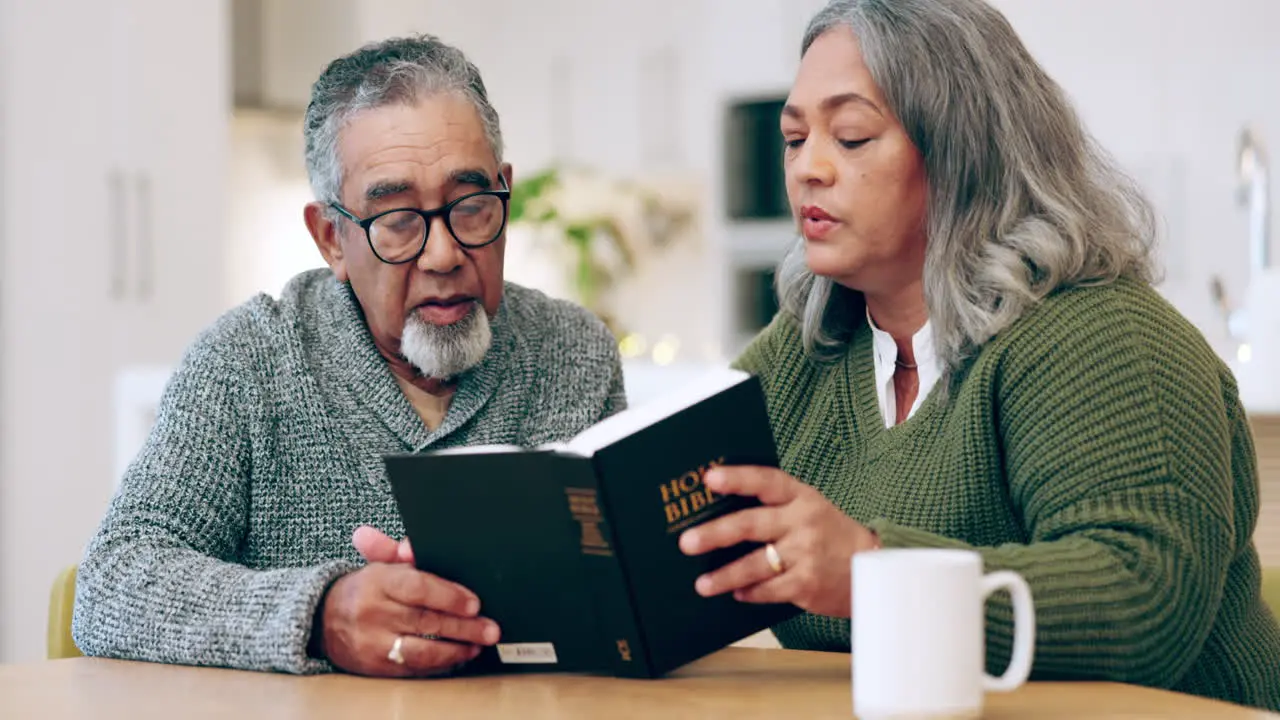 Pareja Mayor Leyendo La Biblia