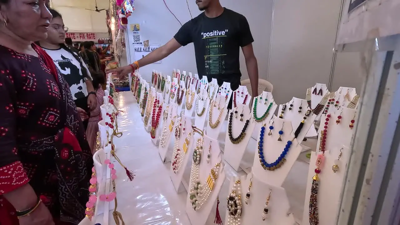 Women are shopping for fashionable pearl jewelery to wear around the neck