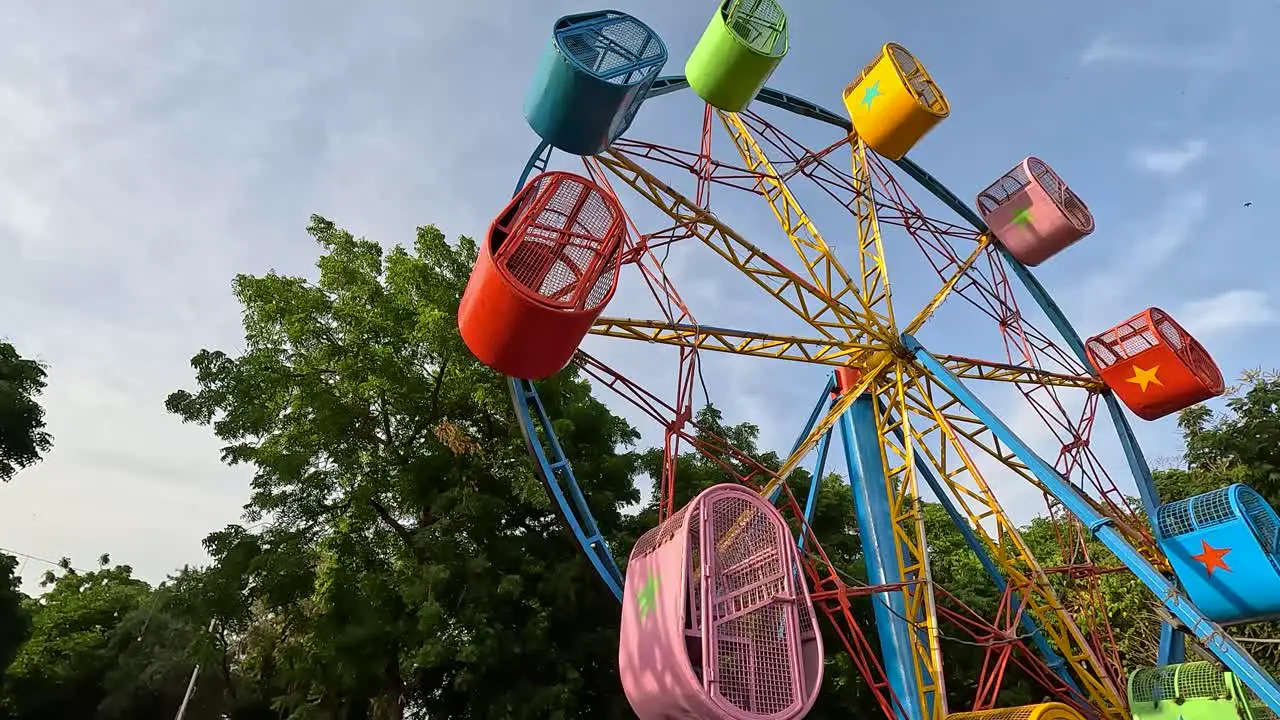 The ride scene of the amusement park has continuous rides to attract people