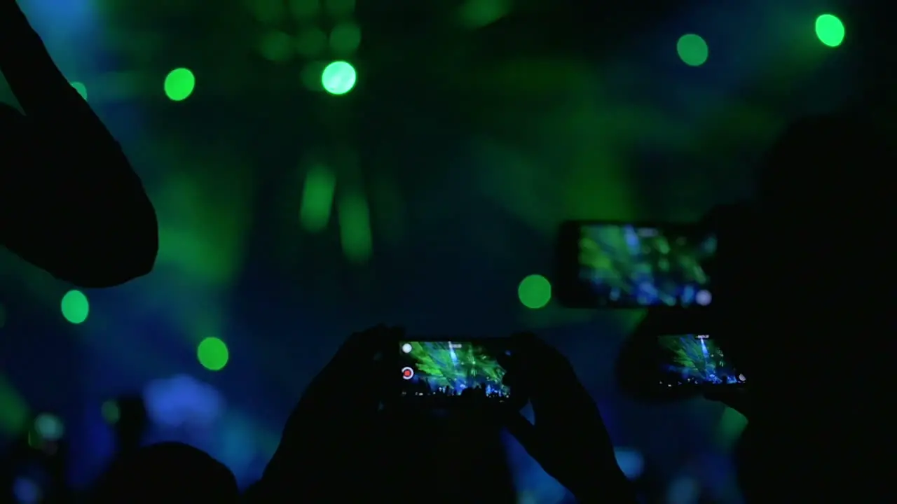 People Shooting the Performance on Smartphones