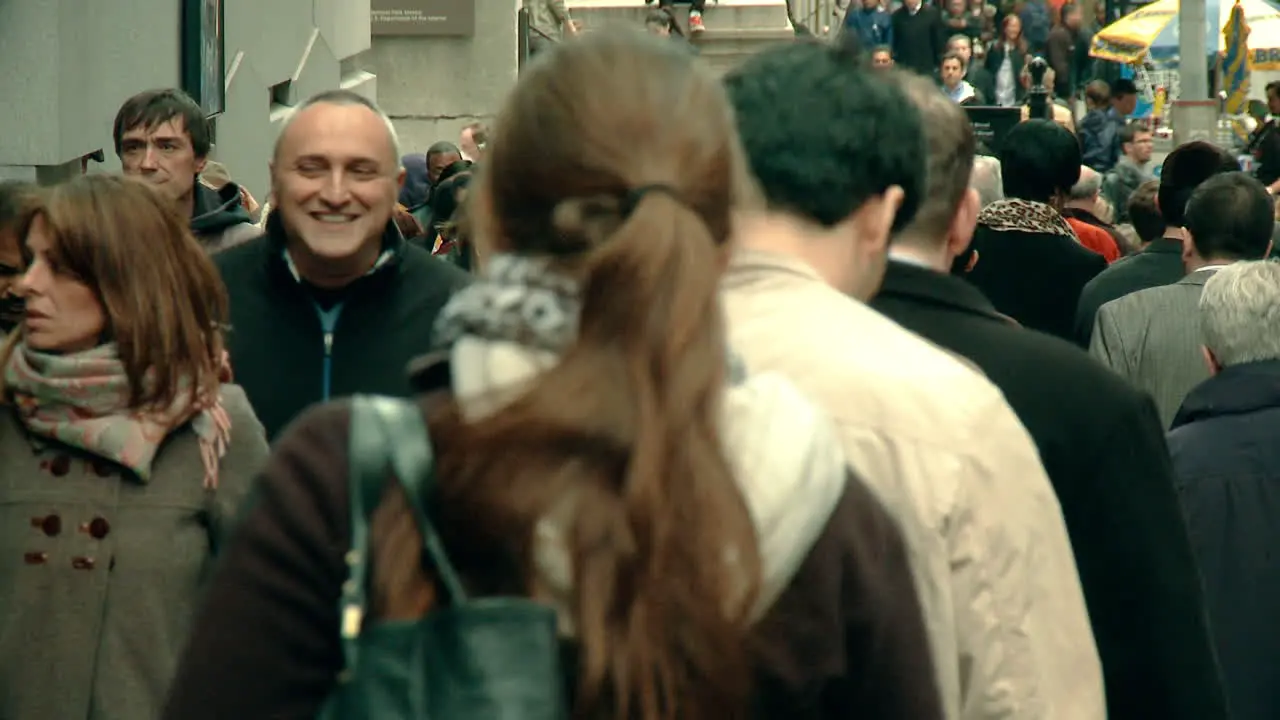 People make their way to work on crowded sidewalks of Manhattan