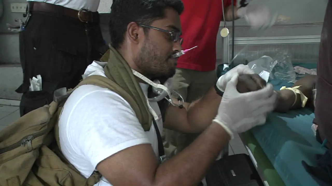 Doctors operate on injured victims of the Haiti earthquake 1