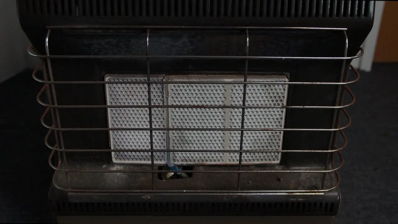 Ceramic butane gas heater igniting