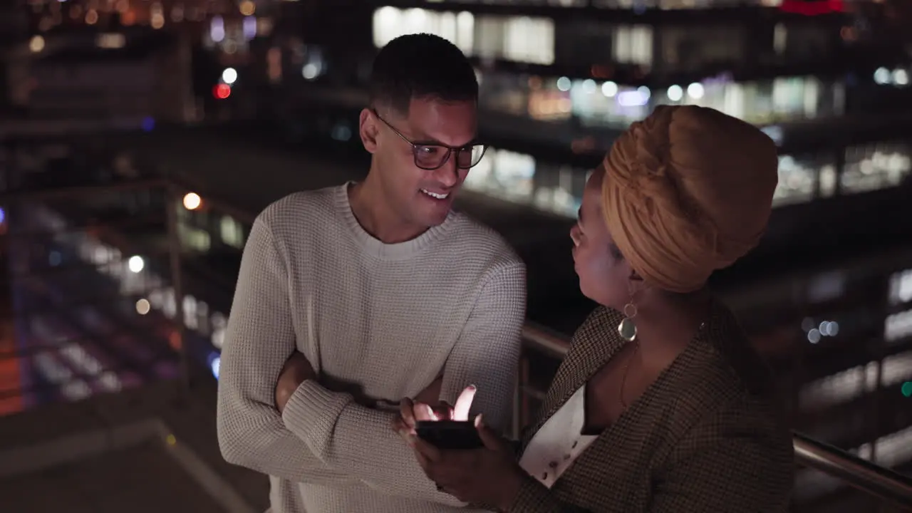 Night man and black woman with smartphone