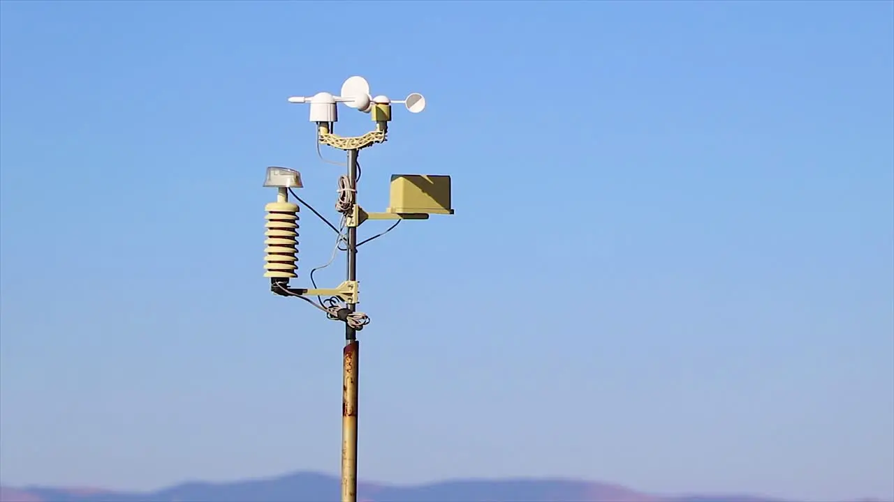 Automatic weather station spinning and measuring the weather conditions