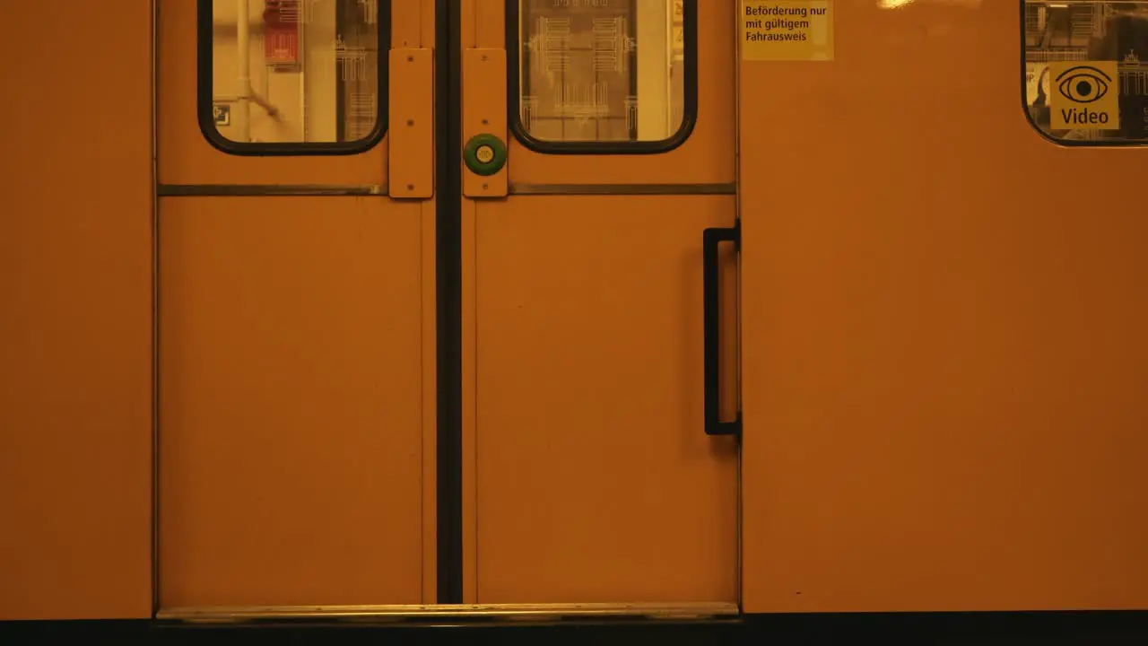 Train door closing and then moving away at Stadtmitte station in Berlin