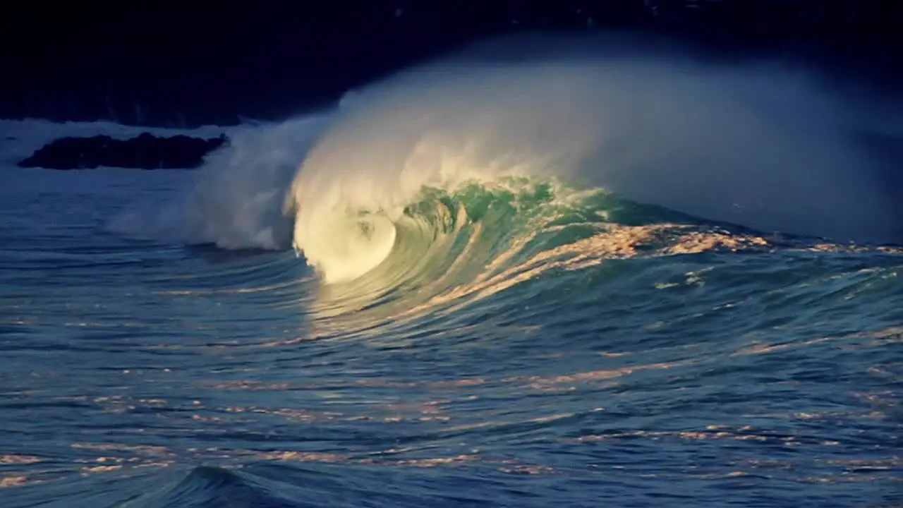 Beautiful waves roll in on the ocean