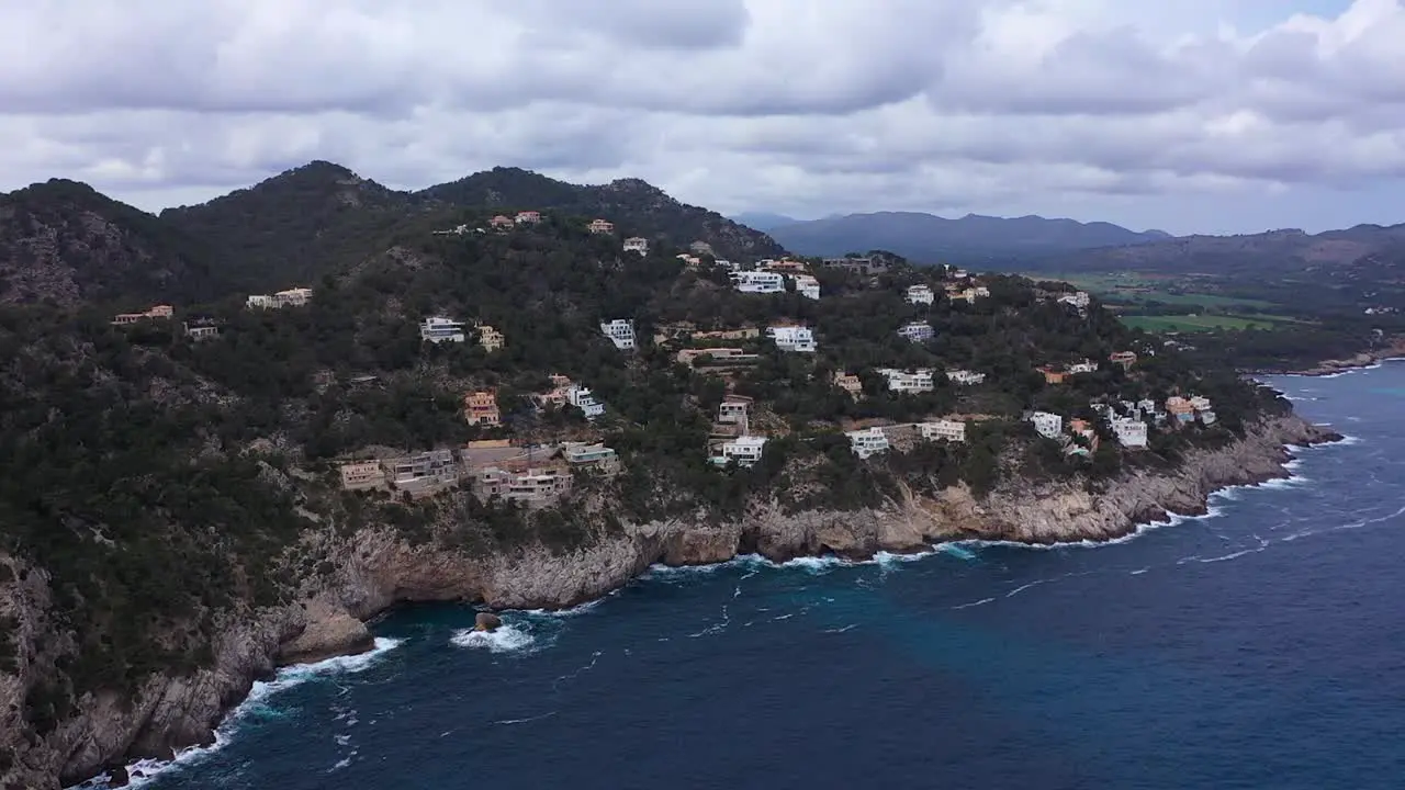 The cliffs of an island in which many houses were built