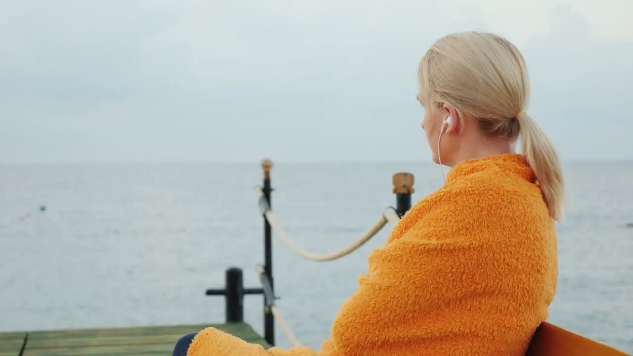 The Woman Wrapped Herself In A Towel Waiting For The Sun To Rise Over The Sea 4k Video