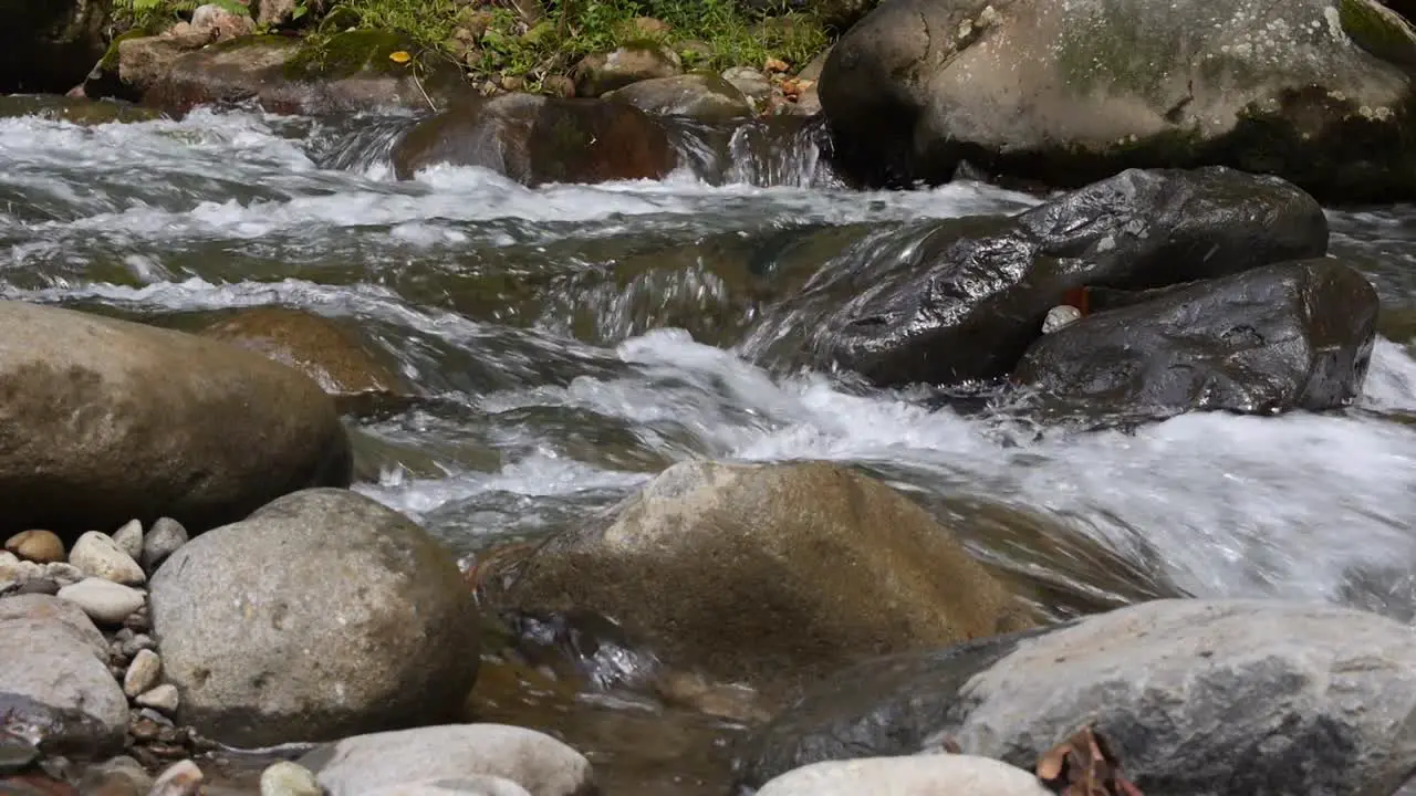 Agua corriendo sobre rocas