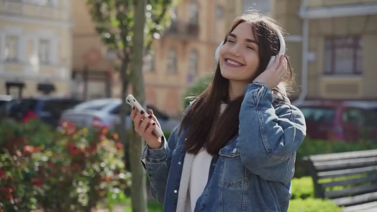 Mujer Joven Escuchando Música Y Caminando En La Ciudad