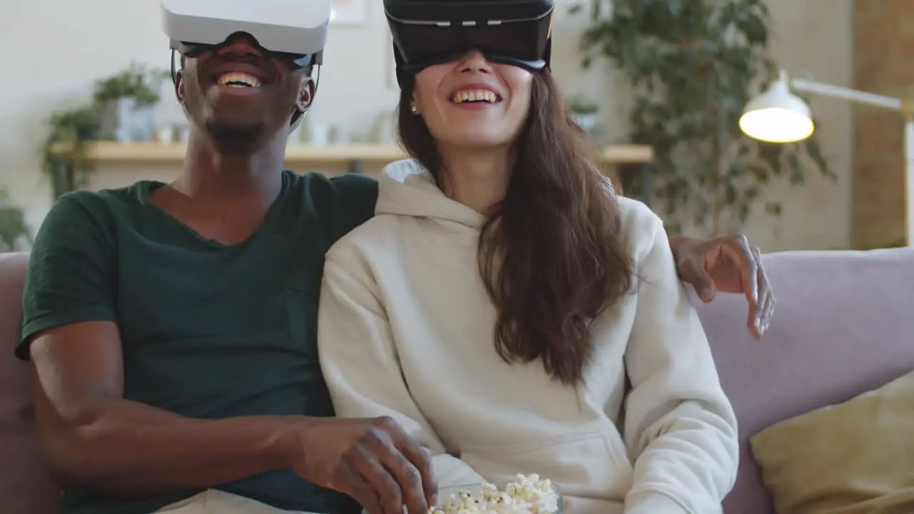 Alegre Pareja Diversa Viendo Películas En Auriculares Vr