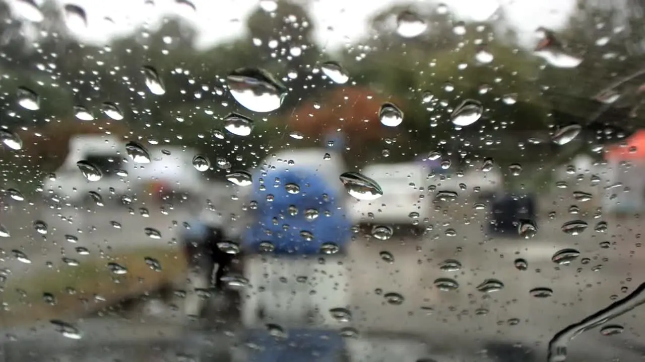 Lluvia en la ventana del coche