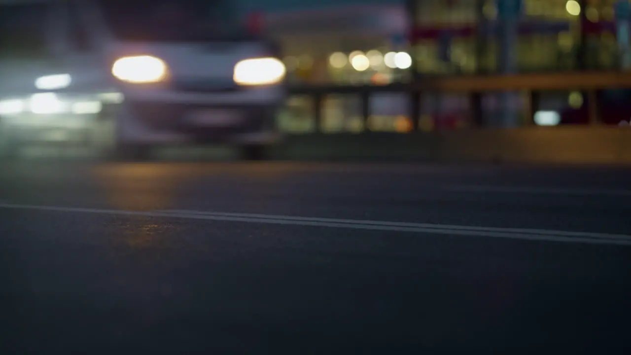 Carretera De La Ciudad Ocupada En El Primer Plano De La Noche Diversos Coches Corriendo En Fila Por La Carretera De La Ciudad