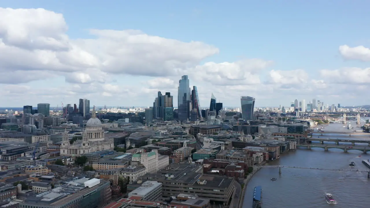 Volar Hacia Atrás Sobre La Ciudad Vista Panorámica Aérea De La Orilla Norte Del Río Támesis Con La Catedral De San Pablo Y Modernos Edificios Altos De Oficinas En El Distrito De La Ciudad Londres Reino Unido