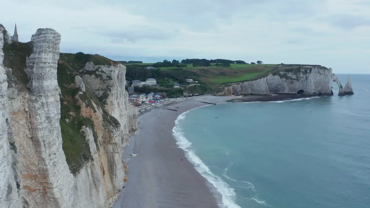 Acantilado Rocas Cerca De Tobogán Revelando Acantilados De Etretat En Francia