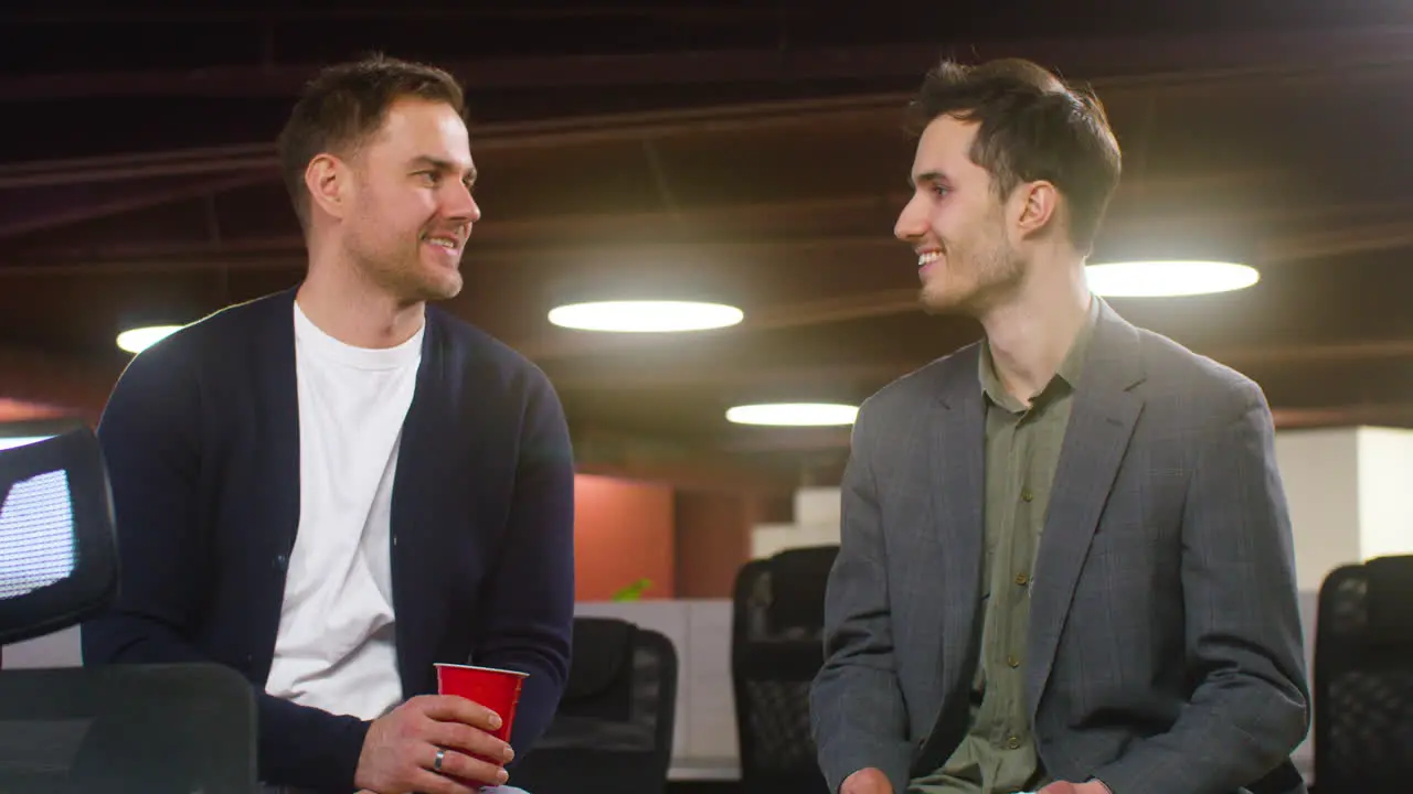 Dos Hombres Hablando Y Riendo Juntos En La Oficina