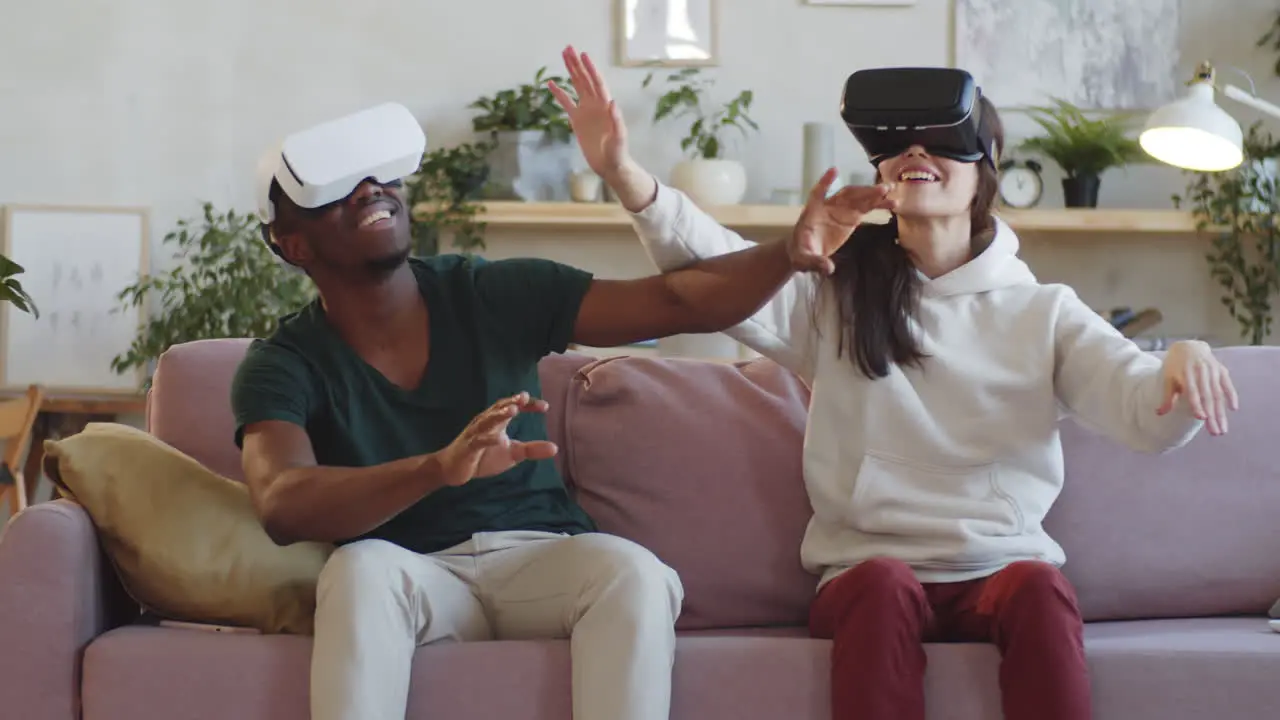 Pareja Joven Disfrutando De La Realidad Aumentada Con Auriculares Vr