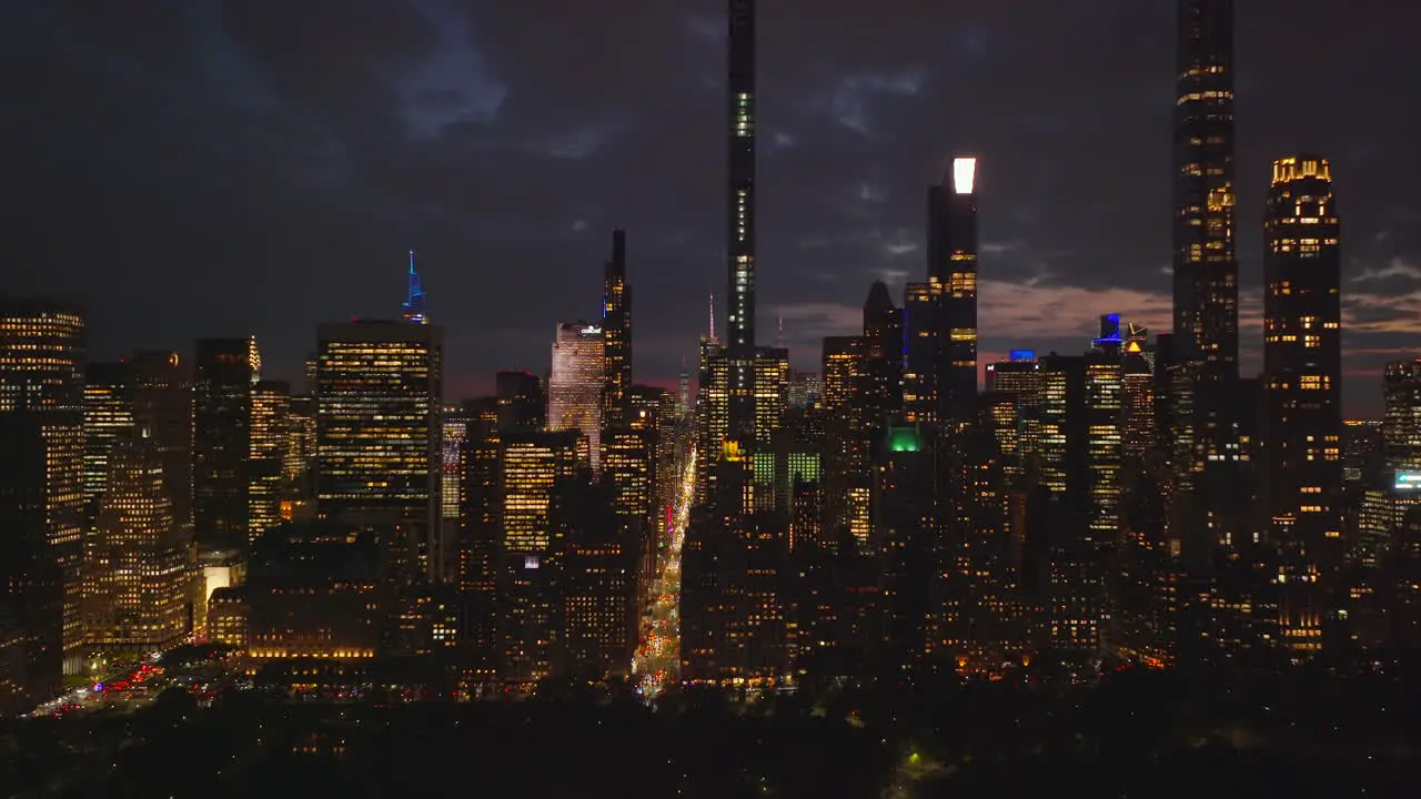 Escena De La Ciudad Nocturna Edificios De Gran Altura Y Rascacielos Del Centro Contra El Cielo Colorido Edificios Y Calles Iluminados Manhattan Ciudad De Nueva York Estados Unidos