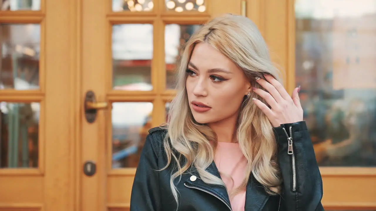 Retrato De Mujer Rubia Bastante Joven Sonriendo En Maquillaje Con Lápiz Labial Mirando A La Cámara Al Aire Libre