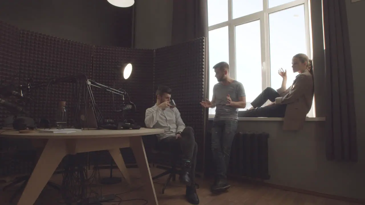 Tres Jóvenes Profesionales Modernos Elegantes Y Proactivos Charlando Informalmente En Un Estudio De Radio Antes O Después De Grabar