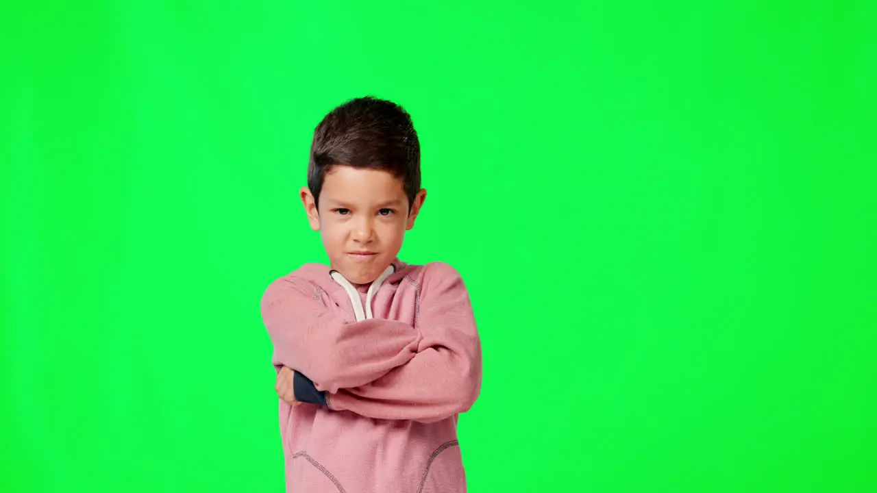 Cara Pantalla Verde Y Niño Con Los Brazos Cruzados