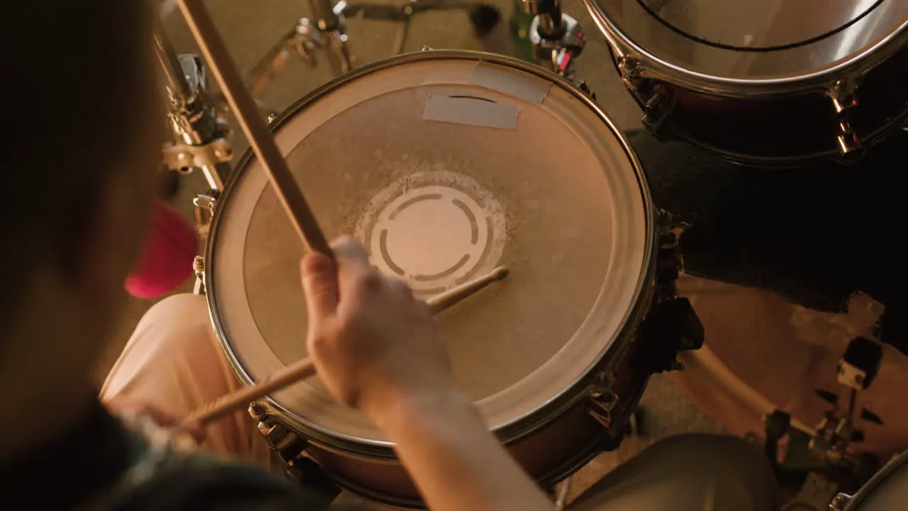 Músico Masculino Irreconocible Tocando La Batería Durante Un Ensayo De Banda En El Estudio De Grabación 5