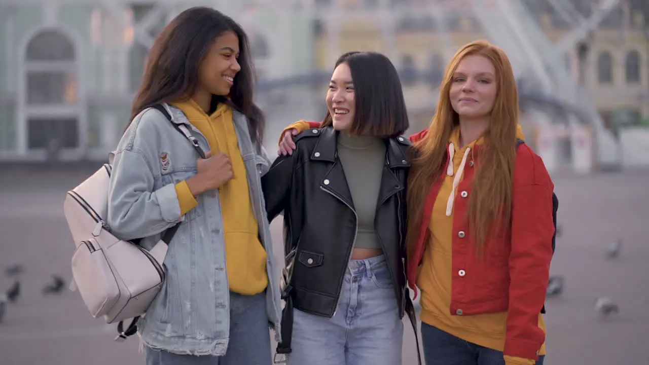 Joven Hermosa Negra Y Mujeres Juntas Al Aire Libre