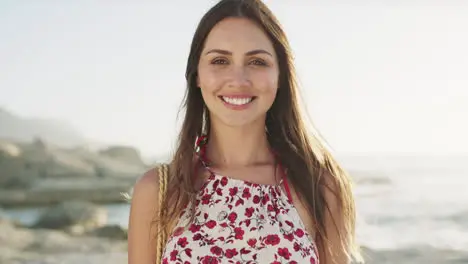 Verano Felicidad Y Rostro De Mujer En La Playa