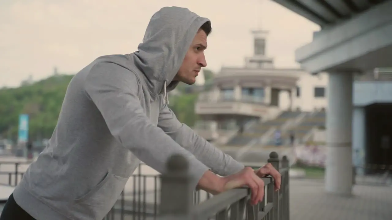 Hombre Guapo Haciendo Ejercicio En La Ciudad Con Ropa Deportiva