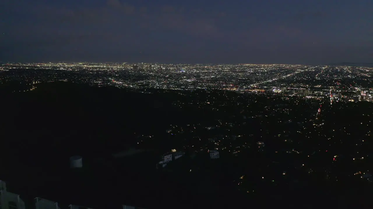 Antena Espectacular Carro Sobre El Cartel De Hollywood En La Noche Con Las Luces De La Ciudad De Los Angeles