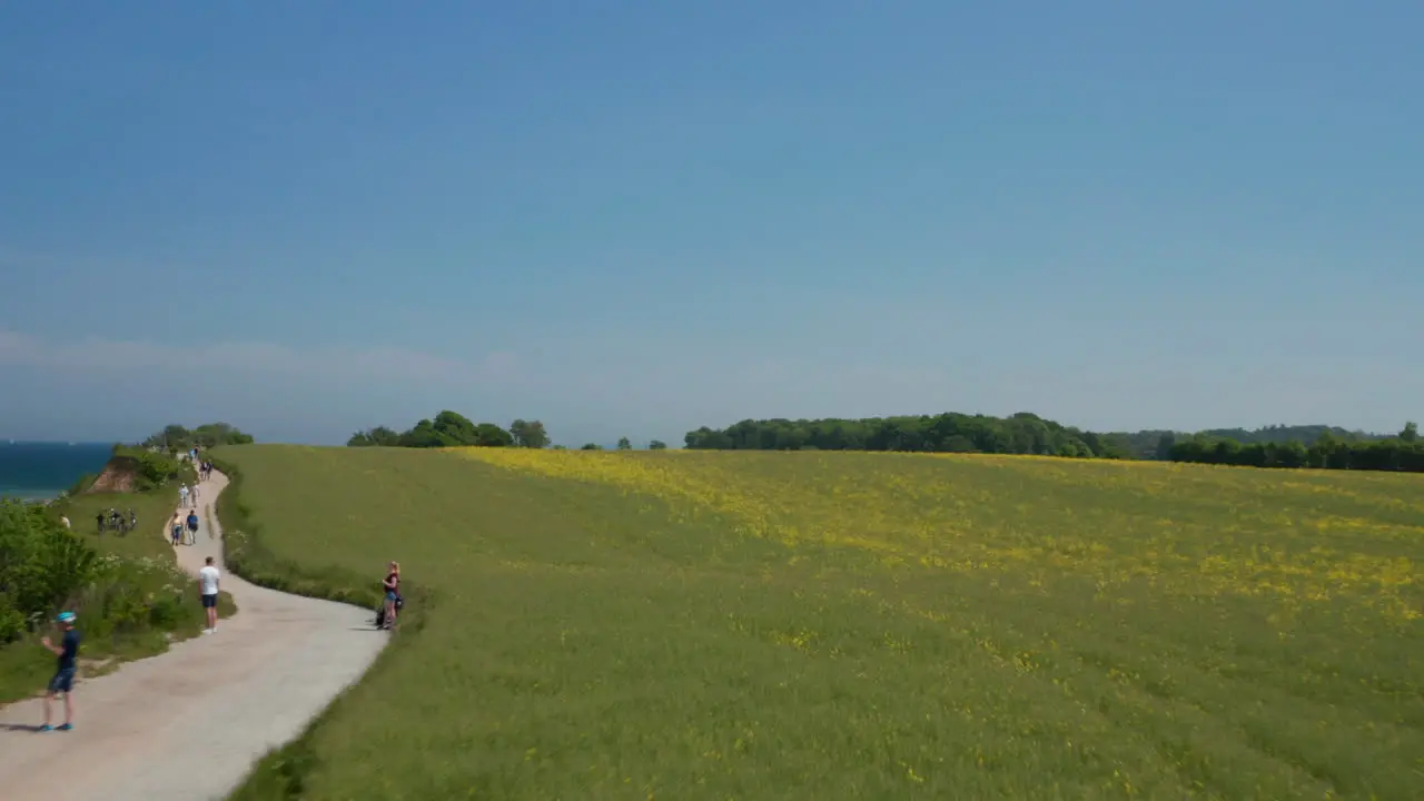 Asombrosa Vista Aérea De La Costa Del Mar Báltico En Brodten Alemania Drones Volando Sobre El Campo Florido De Primavera Por La Costa Con Turistas En Camino Pan Circular Día