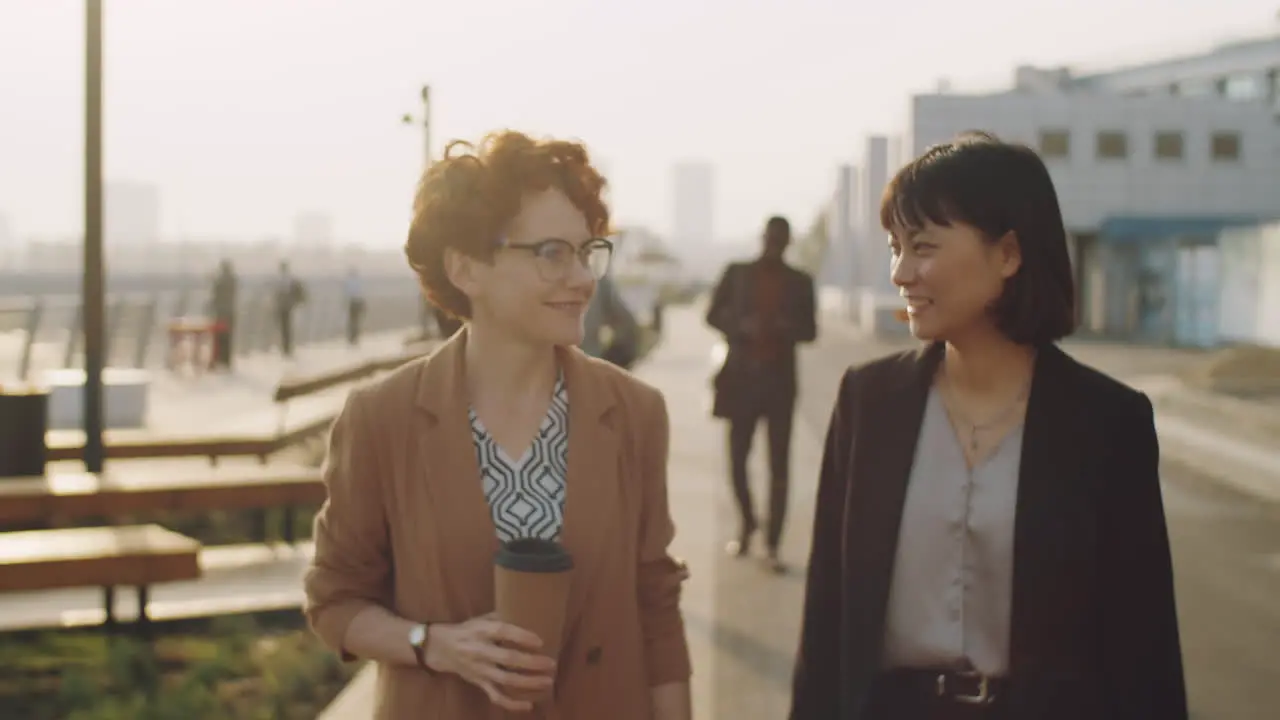 Colegas Mujeres Multiétnicas Caminando En La Ciudad Y Hablando