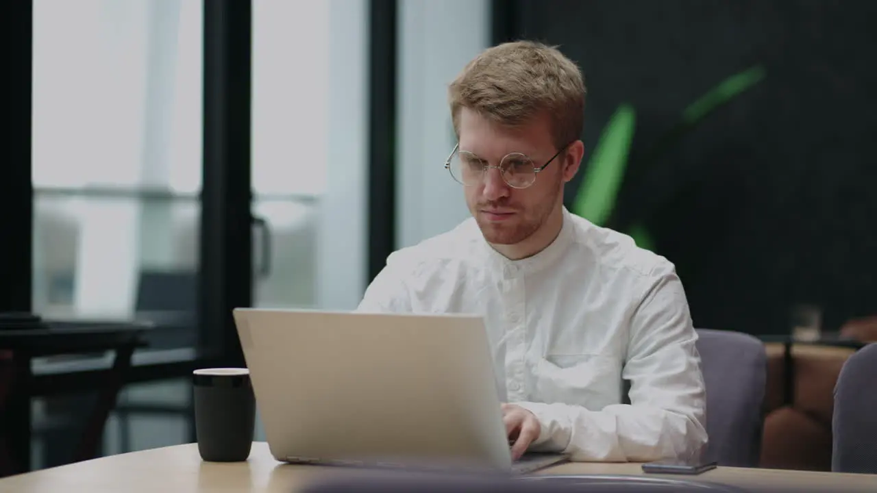 Joven Enfocado Con Gafas Usando Una Computadora Portátil Escribiendo En El Teclado Escribiendo Correo Electrónico O Mensaje Chateando Compras Exitoso Profesional Independiente Trabajando En Línea En Computación