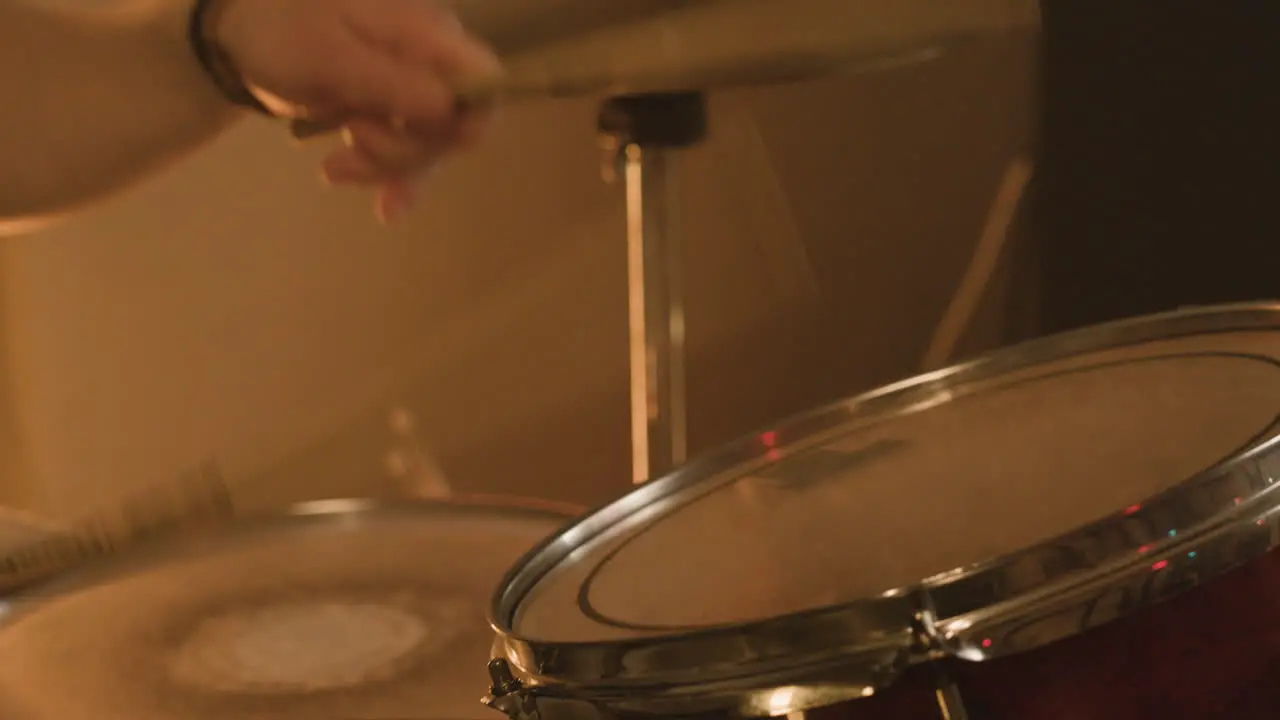 Músico Masculino Irreconocible Tocando La Batería Durante Un Ensayo De Banda En El Estudio De Grabación 3