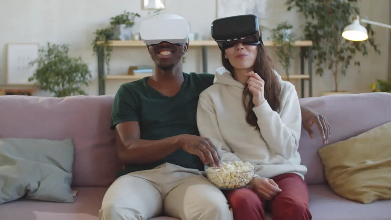 Feliz Pareja Multiétnica Viendo Películas En Auriculares Vr