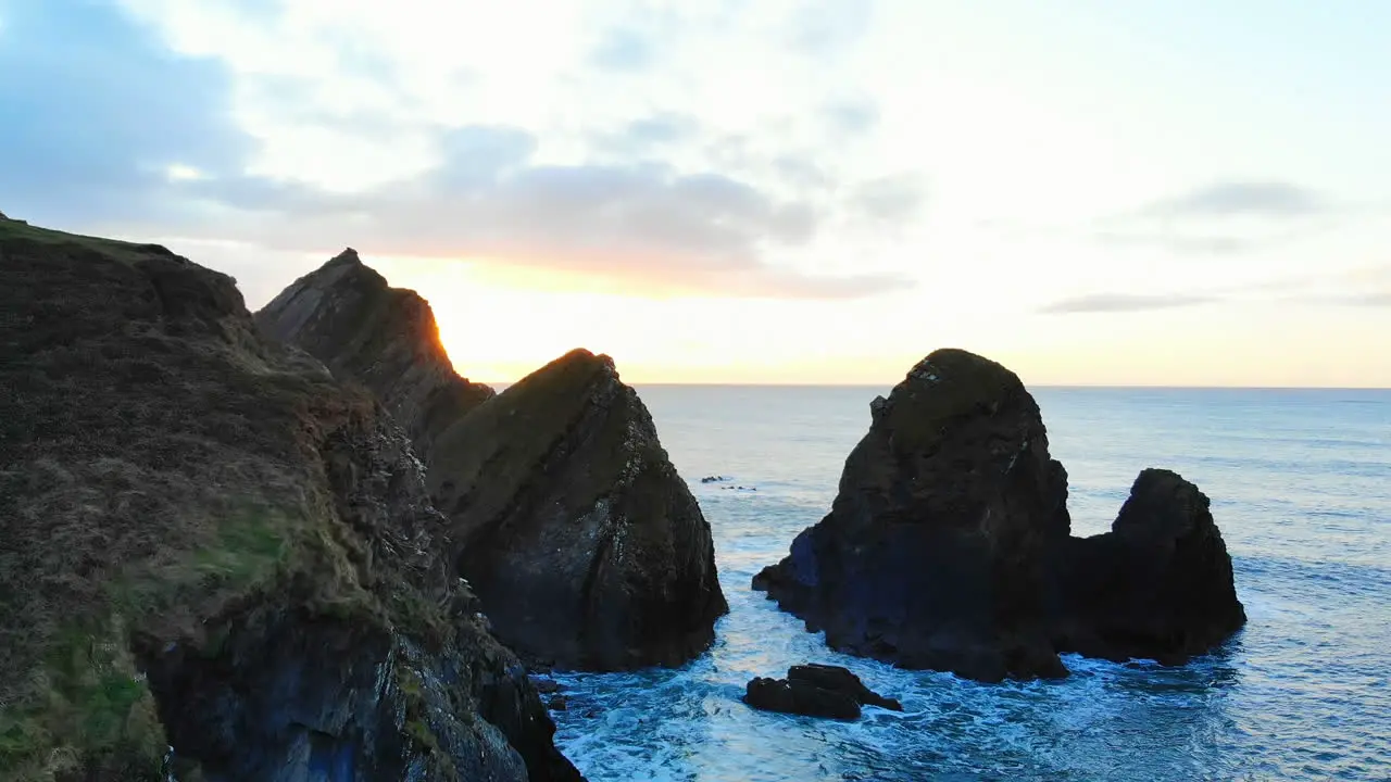 Formación Rocosa En El Mar Al Atardecer 4k