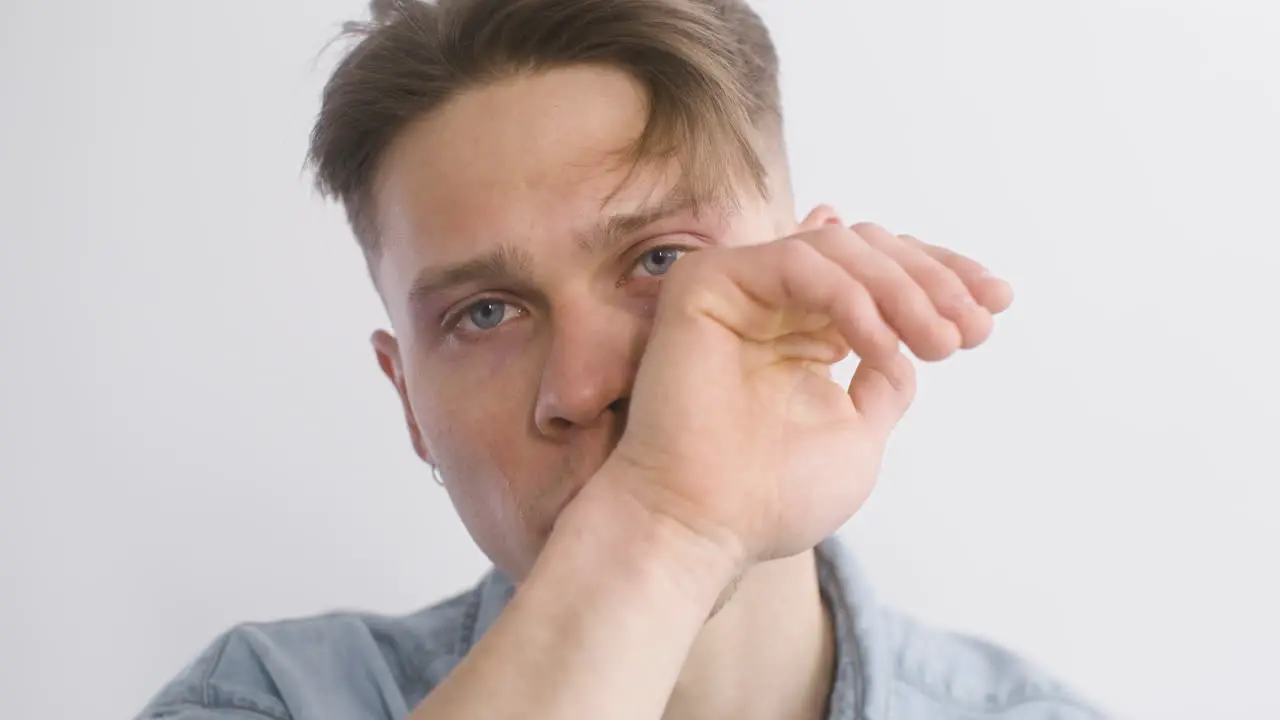 Trauriger Gutaussehender Mann Der Seine Brille Ablegt Und Seine Tränen Putzt