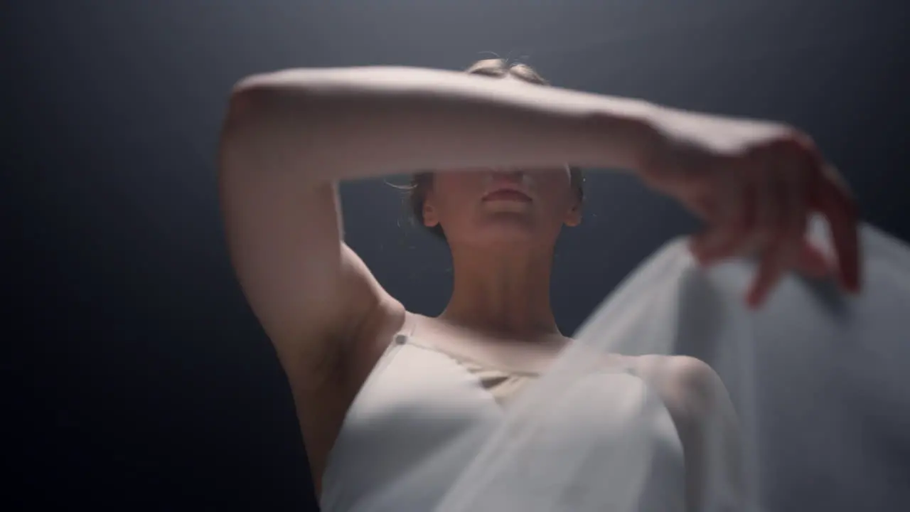 Elegante Ballerina Mit Blick Auf Die Kamera Im Innenbereich Hübscher Balletttänzer Der Die Hand Hebt